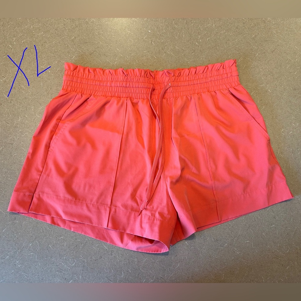 High waisted shorts with pockets
